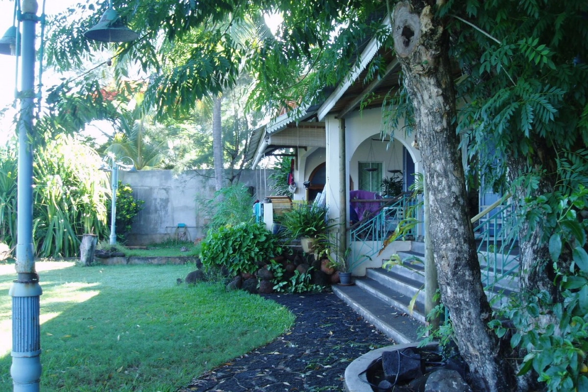 Jardin spacieux avec vue sur l'océan